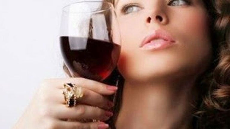 Λεία και λαμπερή επιδερμίδα με… κρασί