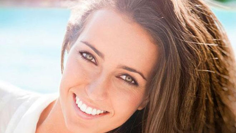 Tips για να αντιμετωπίσεις το φριζάρισμα των μαλλιών το καλοκαίρι