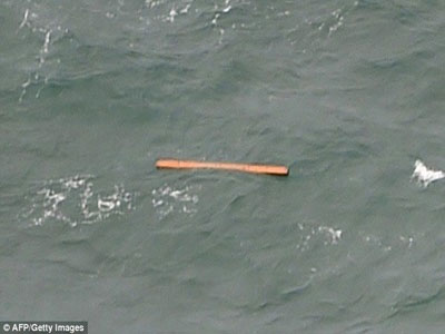 Ινδονησία: Εντοπίστηκαν τέσσερα κομμάτια του αεροπλάνου της AirAsia