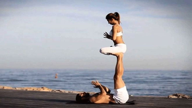 Partner yoga: Στη νέα yoga που πάμε δυο δυο