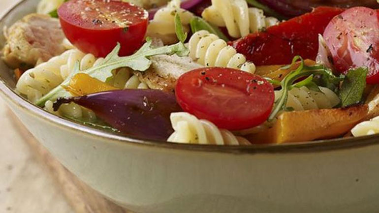 Εύκολα και light: Σαλάτα ζυμαρικών με κοτόπουλο