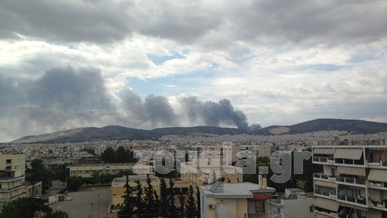 Σύσκεψη στο ΥΠΑΠΕΝ για το τοξικό νέφος από την πυρκαγιά στον Ασπρόπυργο