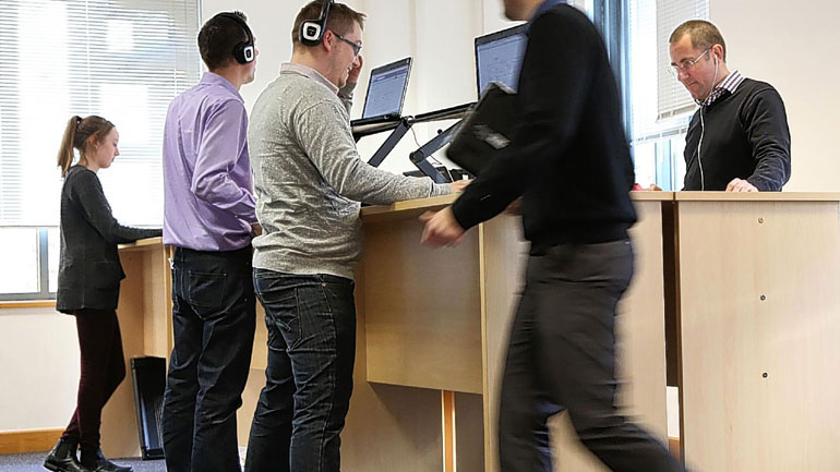 Οι ειδικοί συστήνουν τουλάχιστον δύο ώρες ορθοστασία στη δουλειά του γραφείου