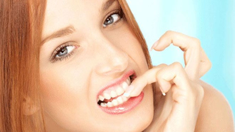 Τι δείχνει για την προσωπικότητά σας αν τρώτε συνέχεια τα νύχια σας