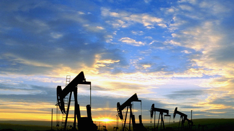 Κάτω από τα 50 δολάρια το βαρέλι η τιμή του πετρελαίου