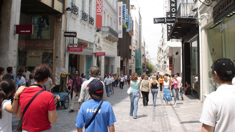 Αισθητά αυξημένη η κίνηση στο εμπορικό κέντρο της Αθήνας