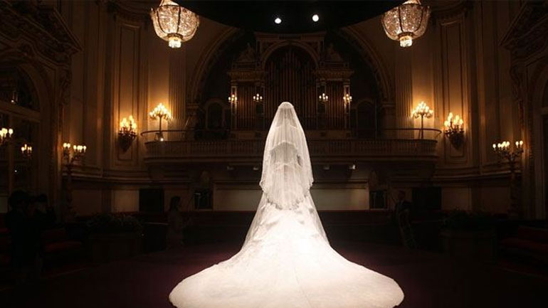 Εκατό αξέχαστα νυφικά με μια ματιά