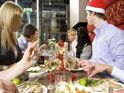 Γιορτές και φαγητό: Τι πρέπει να προσέχετε όταν τρώτε σε εστιατόριο