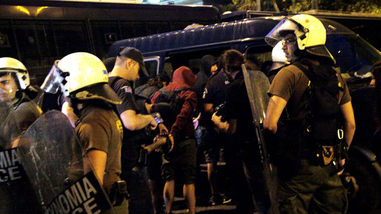 Συνολικά 32 συλλήψεις για τα επεισόδια έξω από τη Βουλή