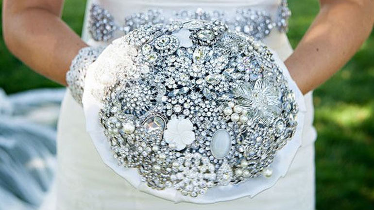Βrooch bouquets: Νυφικές ανθοδέσμες χωρίς… άνθη!