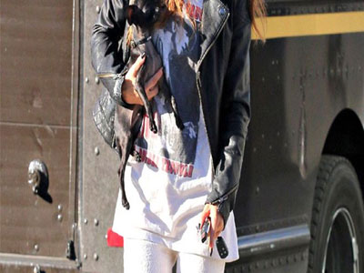 Το δερμάτινο jacket φοριέται με πέντε διαφορετικούς τρόπους!