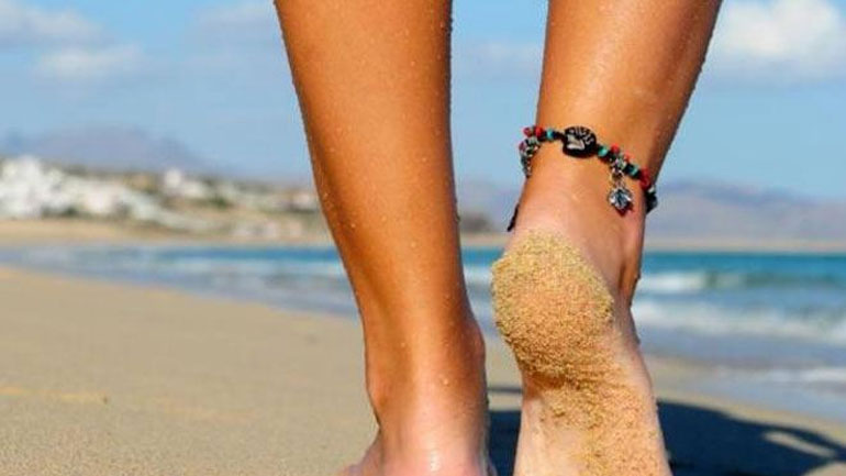 Τρία μυστικά για να απαλλαγείτε από τις σκασμένες φτέρνες