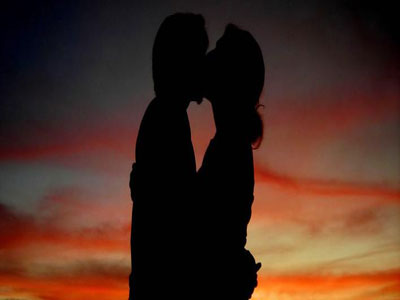 Πόσα μικρόβια μεταφέρει ένα φιλί;