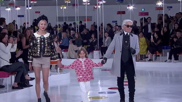 Chanel Resort Show: Η παιχνιδιάρικη συλλογή του Karl Lagerfeld στη Σεούλ