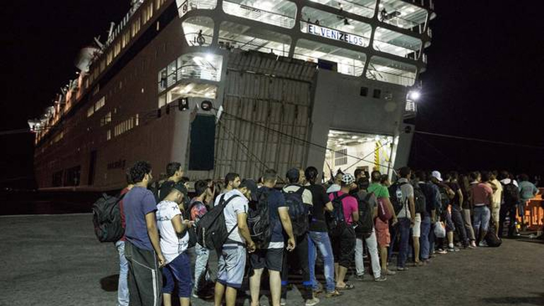Δύο πλοία με 4.487 πρόσφυγες αναμένονται στο λιμάνι του Πειραιά