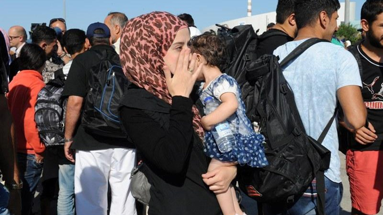 Περίπου 5.000 πρόσφυγες μεταφέρθηκαν από τη Μυτιλήνη στον Πειραιά