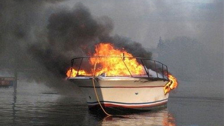 Στις φλόγες ιστιοφόρο σκάφος – Σώοι οι επιβαίνοντες