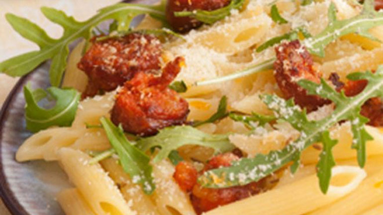 Λουκάνικο στην «πένα» και με ρόκα