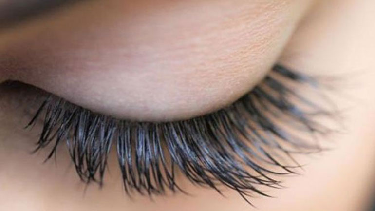 Το κόλπο για να δείξουν οι βλεφαρίδες σας μεγαλύτερες χωρίς μάσκαρα!
