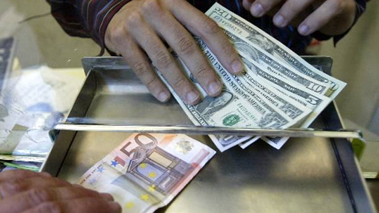 Πτώση καταγράφει το ευρώ