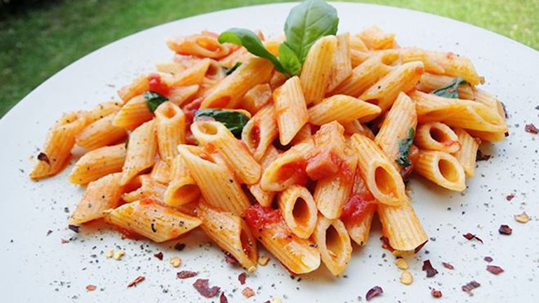 Ριγκατόνι με χωριάτικη σάλτσα