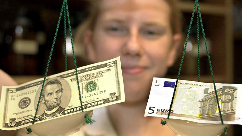 Πτωτικά το ευρώ