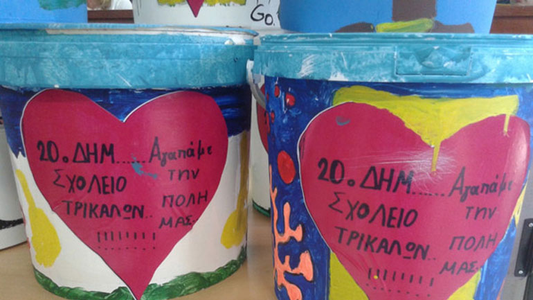 Τρίκαλα: Μαθητές παρέδωσαν στον δήμο 30 μικρούς κάδους ανακύκλωσης