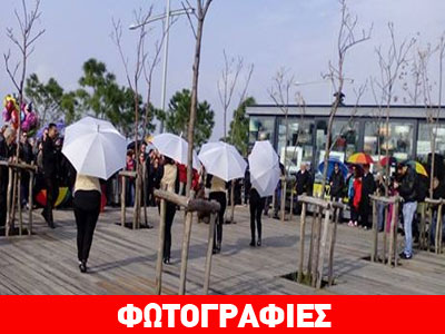 Μουσικός περίπατος με ομπρέλες στη Θεσσαλονίκη