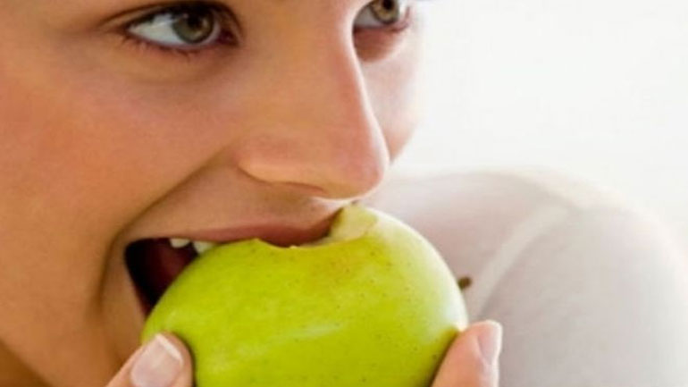 Μάθετε πώς πρέπει να τρώτε τα φρούτα για να έχετε καλή υγεία