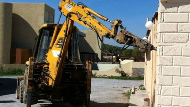 Κατεδαφίζονται αυθαίρετα στα Χανιά