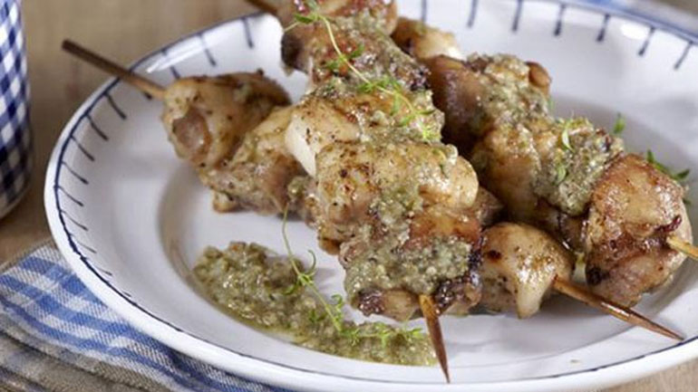 Κοτοσουβλάκια με πέστο κάπαρης