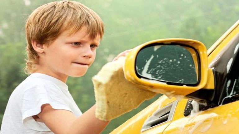 Μειώνεται η παιδική εργασία στην Ελλάδα