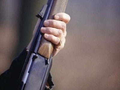 Κυνηγούσε τη μητέρα του με αεροβόλο!