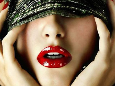 Ξηραίνονται τα χείλη σου; Το μυστικό για να τα ενυδατώσεις!