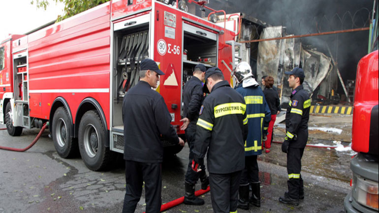 Κιάτο: Υπό έλεγχο φωτιά σε εγκαταλελειμμένο εργοστάσιο