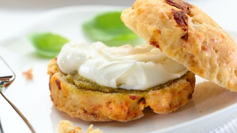 Αλμυρά κουλουράκια ντομάτας με τυρί και πέστο