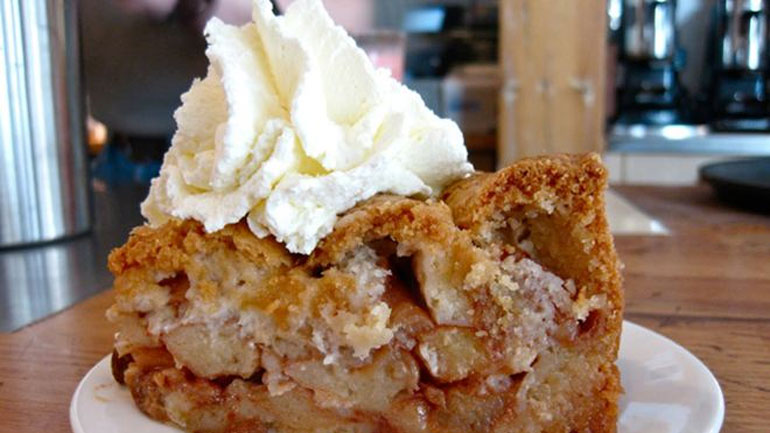 Φτιάξτε αφράτο και λαχταριστό κέικ μήλου!