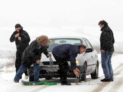 Με αλυσίδες η κυκλοφορία των οχημάτων στην ορεινή Κορινθία