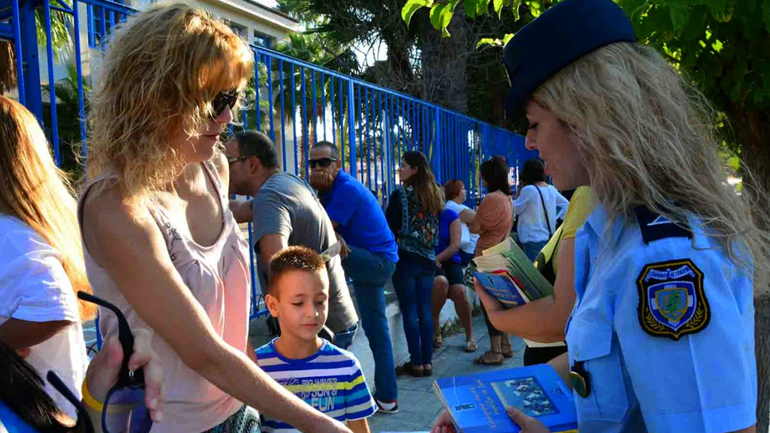 Ενημερωτικά φυλλάδια μοιράζει σε δημοτικά σχολεία η Τροχαία