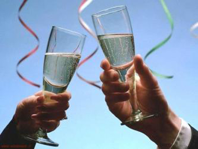 Γιατί τσουγκρίζουμε τα ποτήρια μας;