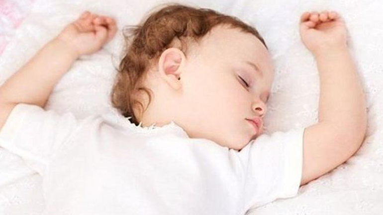 Ποια είναι η κατάλληλη ηλικία για να κοιμάται το παιδί σας με μαξιλάρι