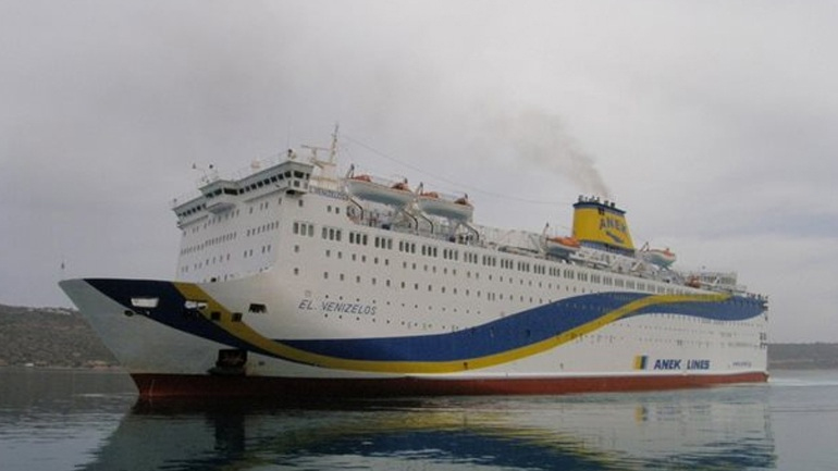 Στο λιμάνι του Πειραιά καταπλέει το «Ελ. Βενιζέλος» με 2.477 μετανάστες από τη Μυτιλήνη