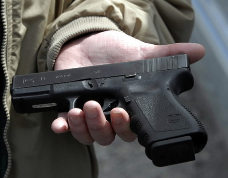 Βρήκε τα όπλα έξω από το σπίτι του!