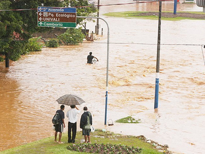 Φονικές πλημμύρες έπληξαν τη Βραζιλία