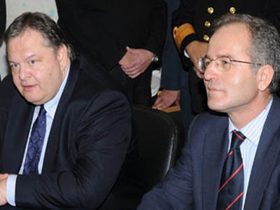 Στο Εθνικό Κέντρο Επιχειρήσεων Βενιζέλος και Μπεγλίτης