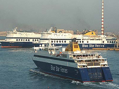 Διχάζει η απεργία στο λιμάνι του Πειραιά