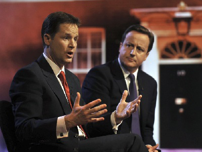 Πλήγμα για το δίδυμο Cameron – Clegg τα αυξημένα δίδακτρα