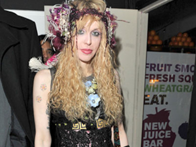 Δεν τα βρίσκει με τον… εαυτό της η Courtney Love