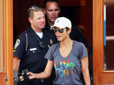 H Halle Berry και οι άνδρες με τα μπλε…