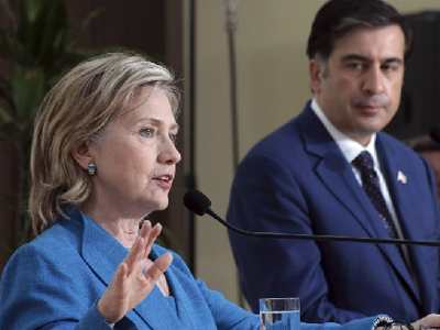 Τα “χώνει” στην Hillary η Μόσχα